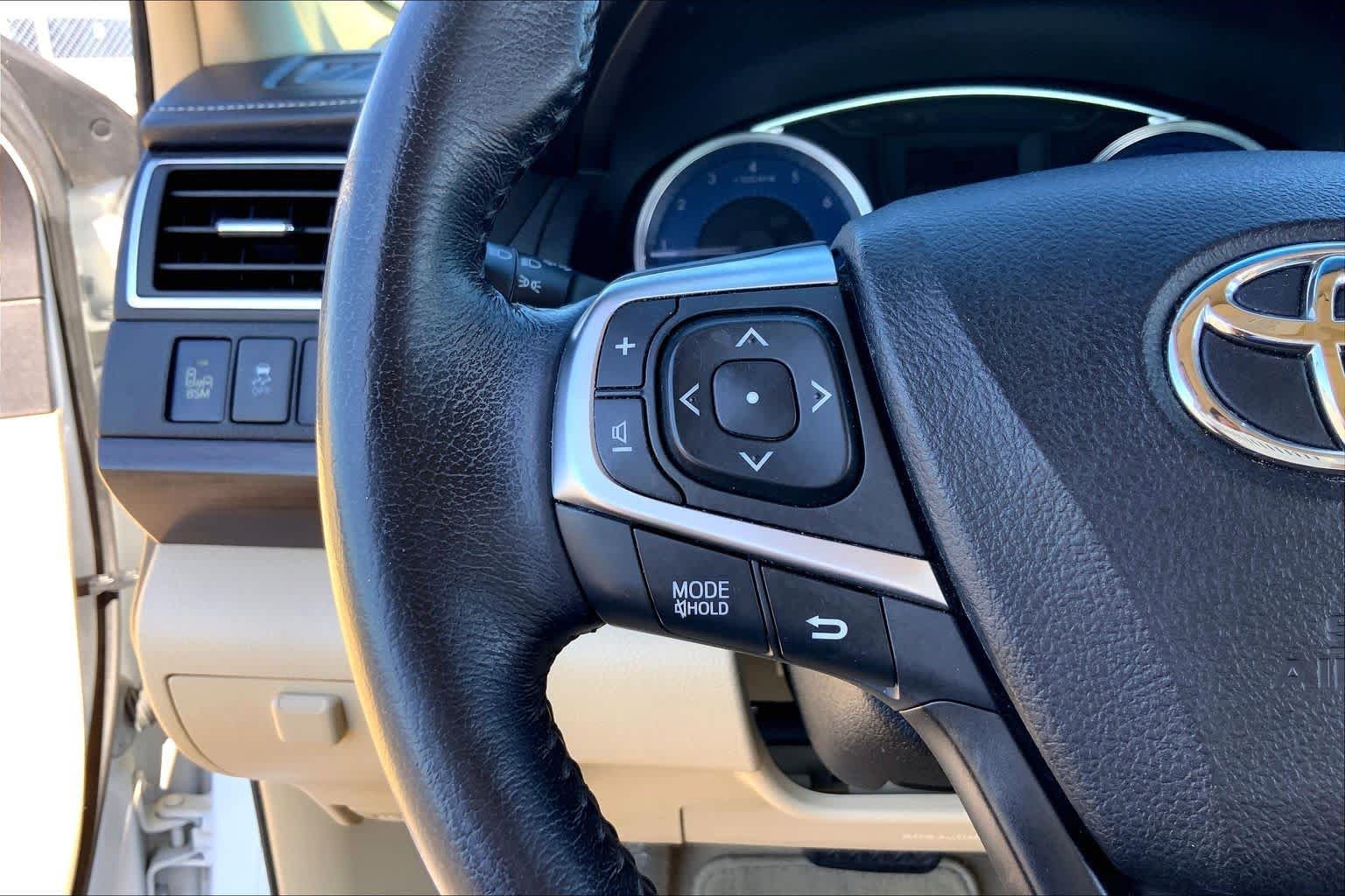 Used 2016 Super White Toyota XLE image 23