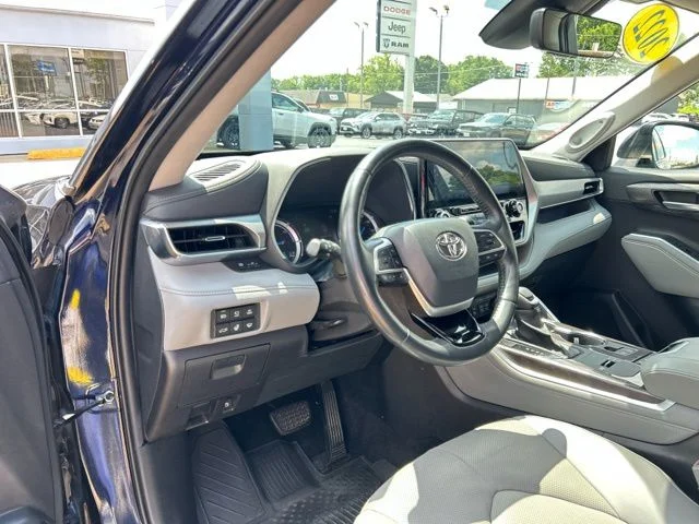 Used 2022 Gray Toyota Platinum image 33