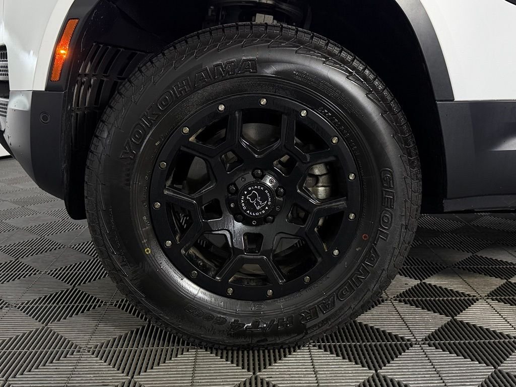 Used 2023 Fuji White Land Rover Standard image 10