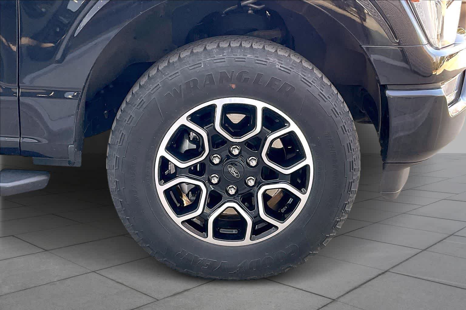 Used 2023 Agate Black Metallic Ford XLT image 18