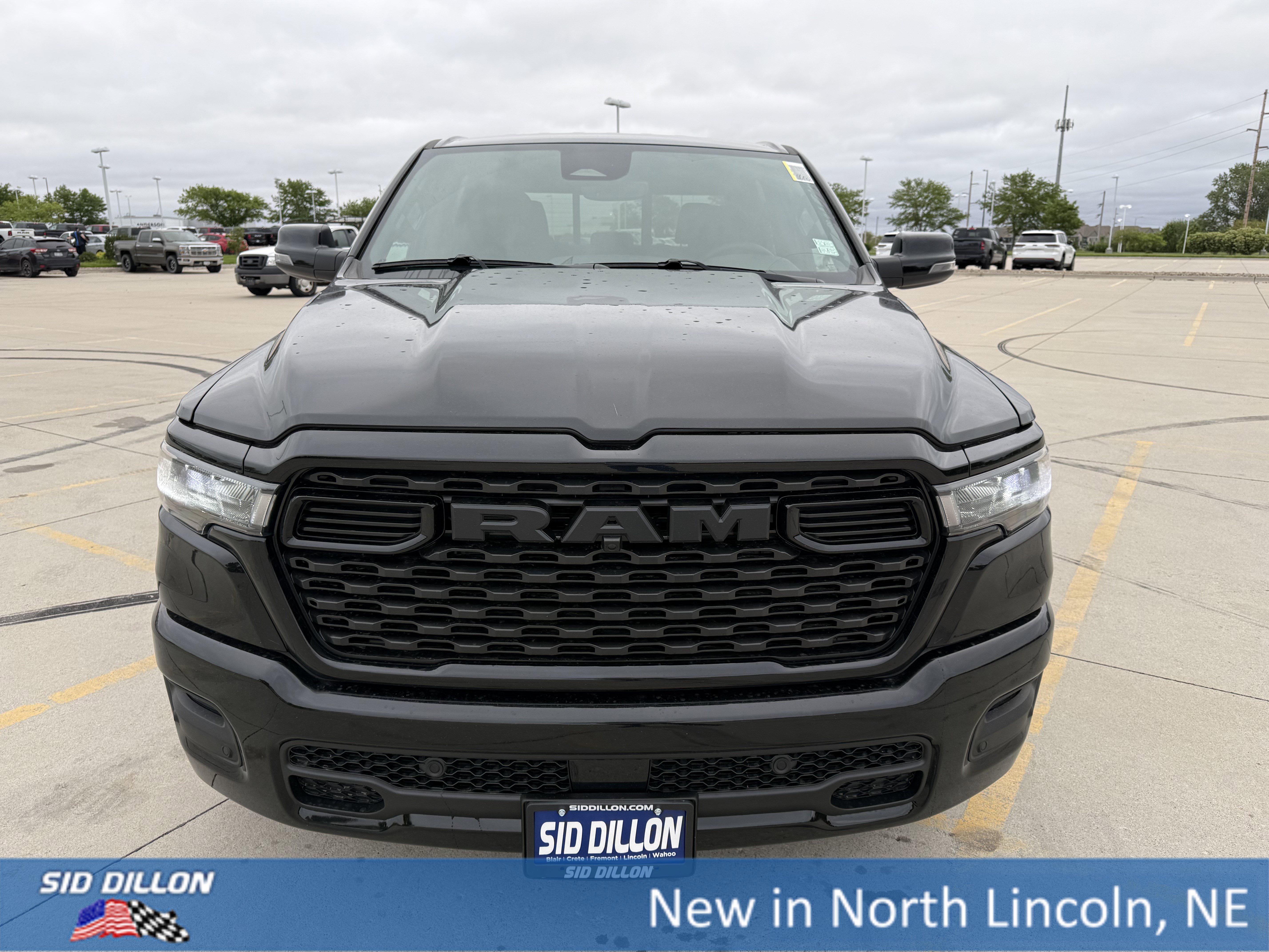 New 2026 Diamond Black Crystal Pearl-Coat Exterior Paint RAM Big Horn image 3