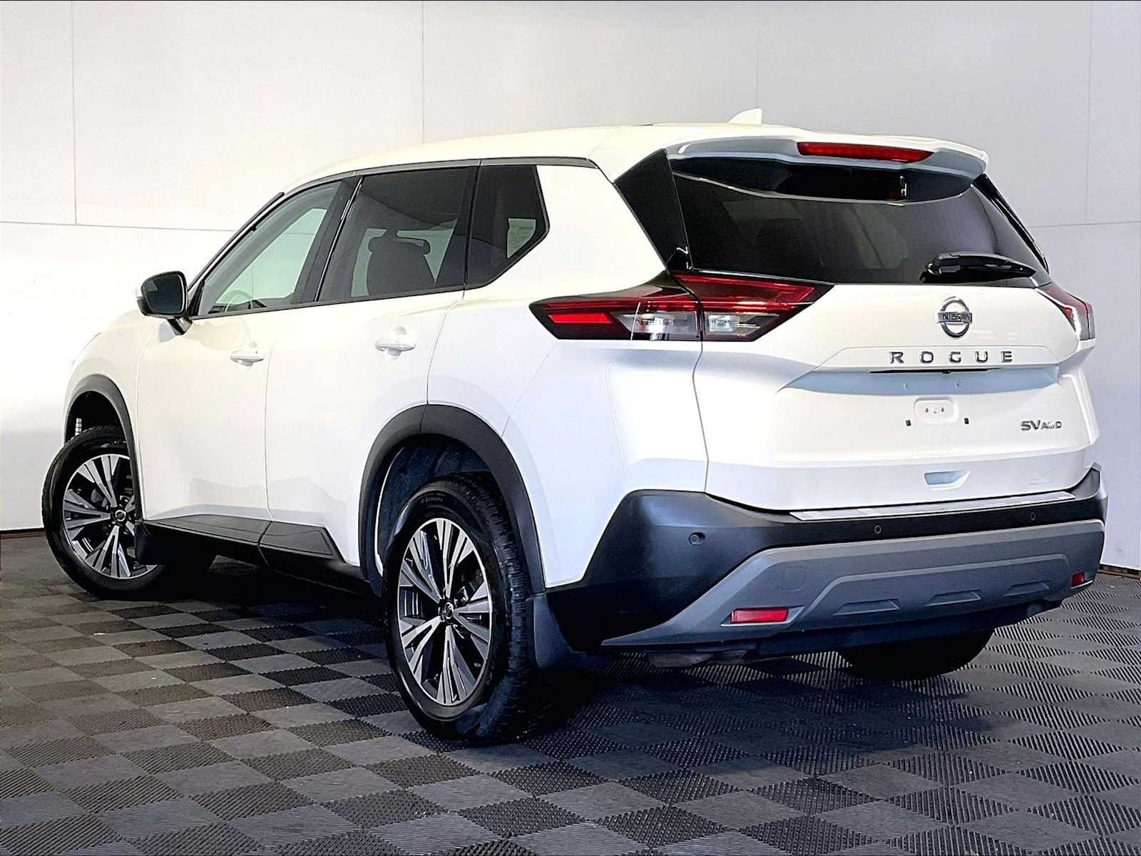 Used 2021 Pearl White Tricoat Nissan SV image 3