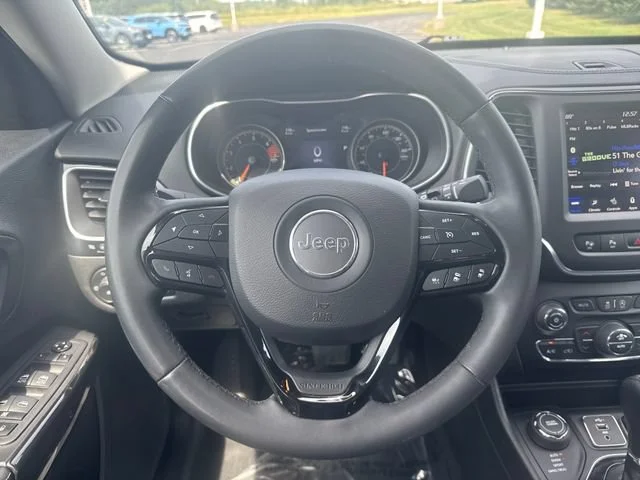 Used 2023 Gray Jeep Altitude Lux 4x4 image 17