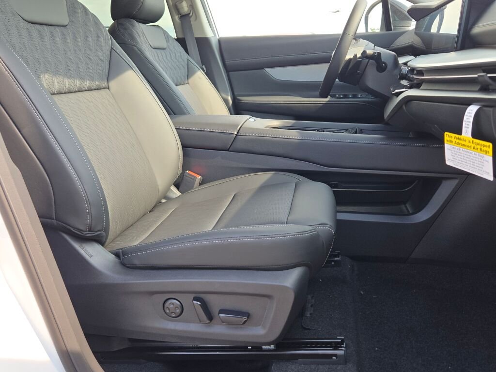 New 2027 White Nissan Platinum image 4