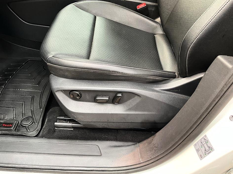 Used 2019 White Volkswagen 2.0T SE image 16