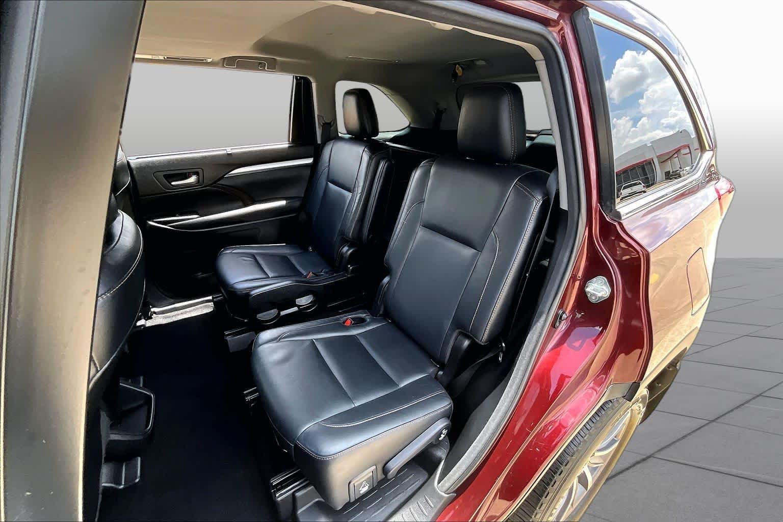 Used 2017 Ooh La La Rouge Mica Toyota XLE image 20