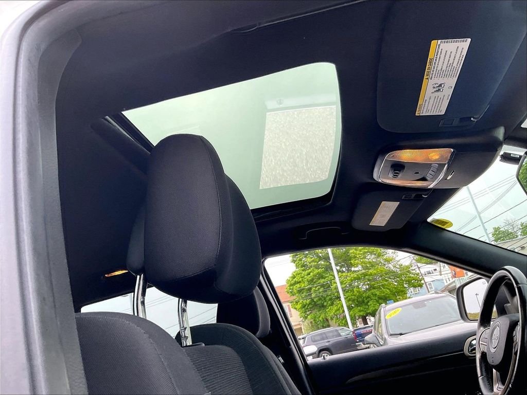 Used 2014 White/off-white Jeep Laredo image 22