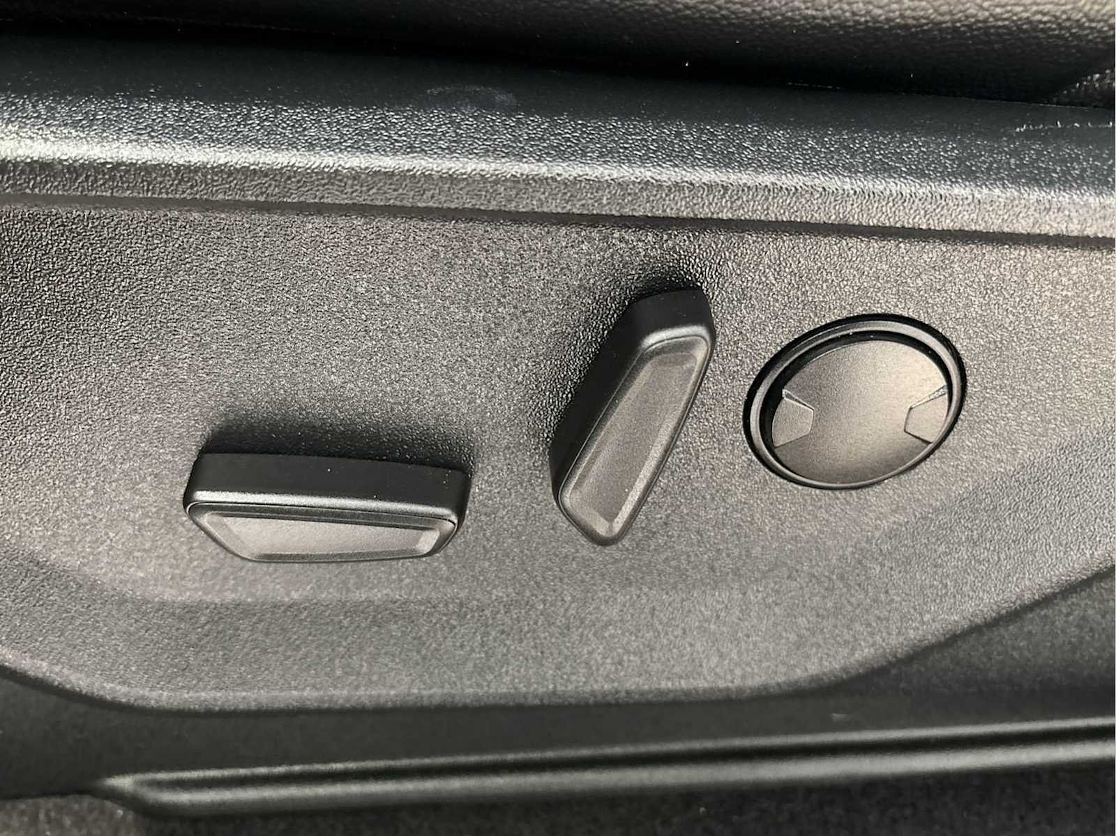 Used 2025 Agate Black Metallic Ford LARIAT image 29