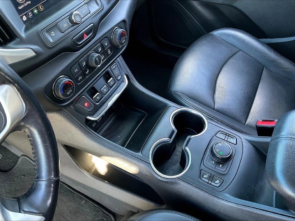 Used 2020 Ebony Twilight Metallic GMC SLE image 19