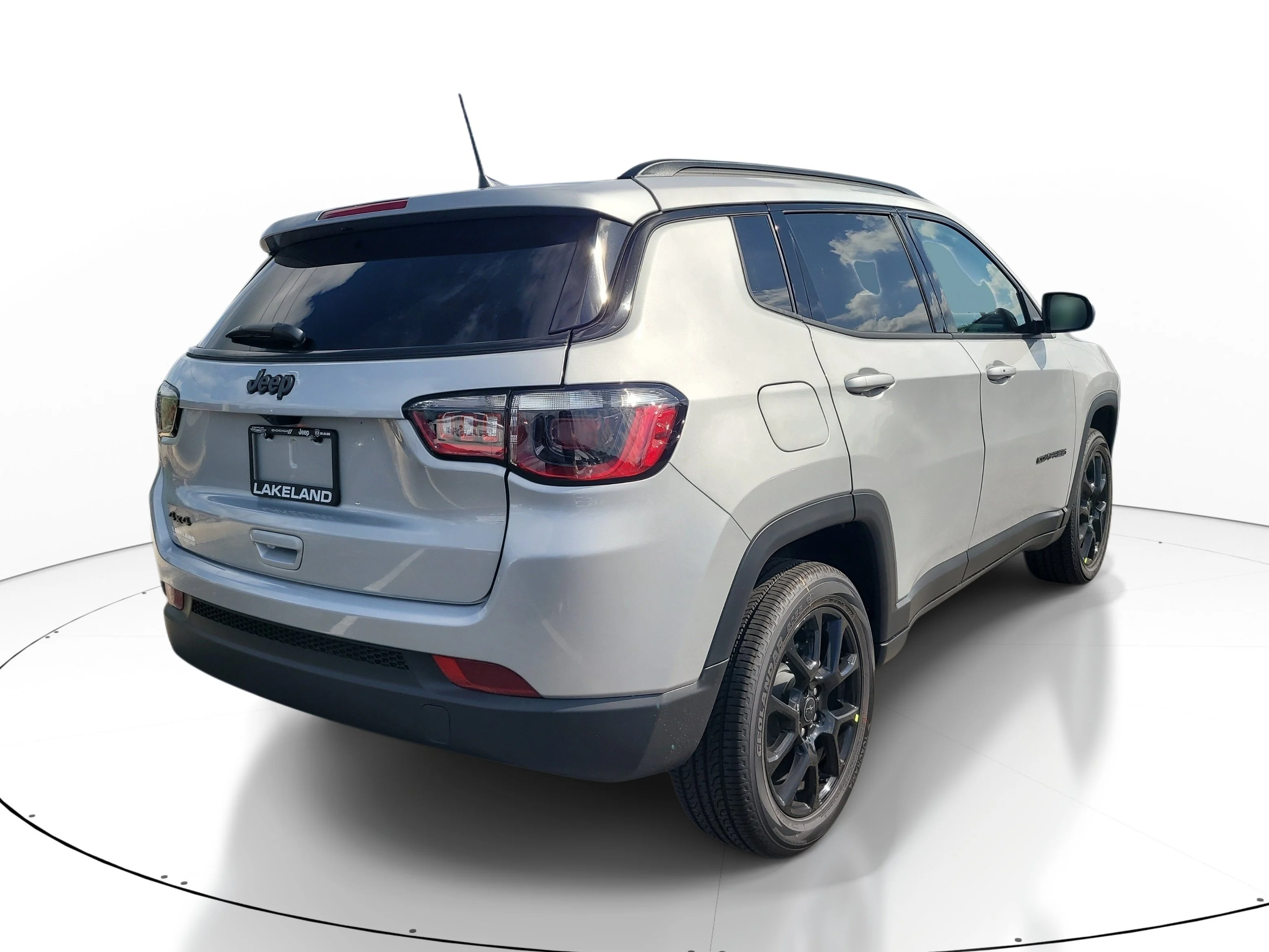 New 2026 Silver Zynith Metallic Clearcoat Jeep Latitude Altitude image 6