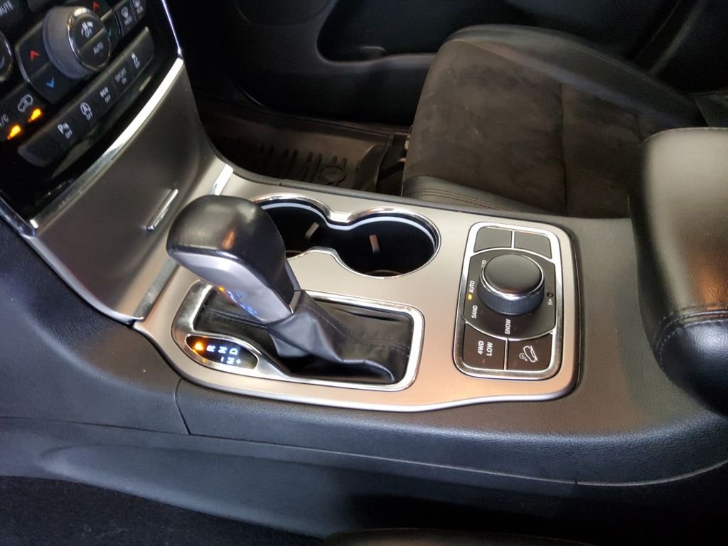 Used 2020 White Jeep Laredo image 23