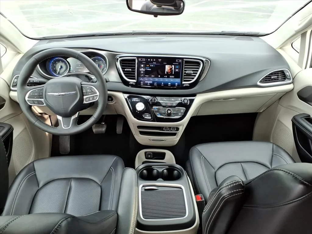 Used 2024 White Chrysler Touring L image 28