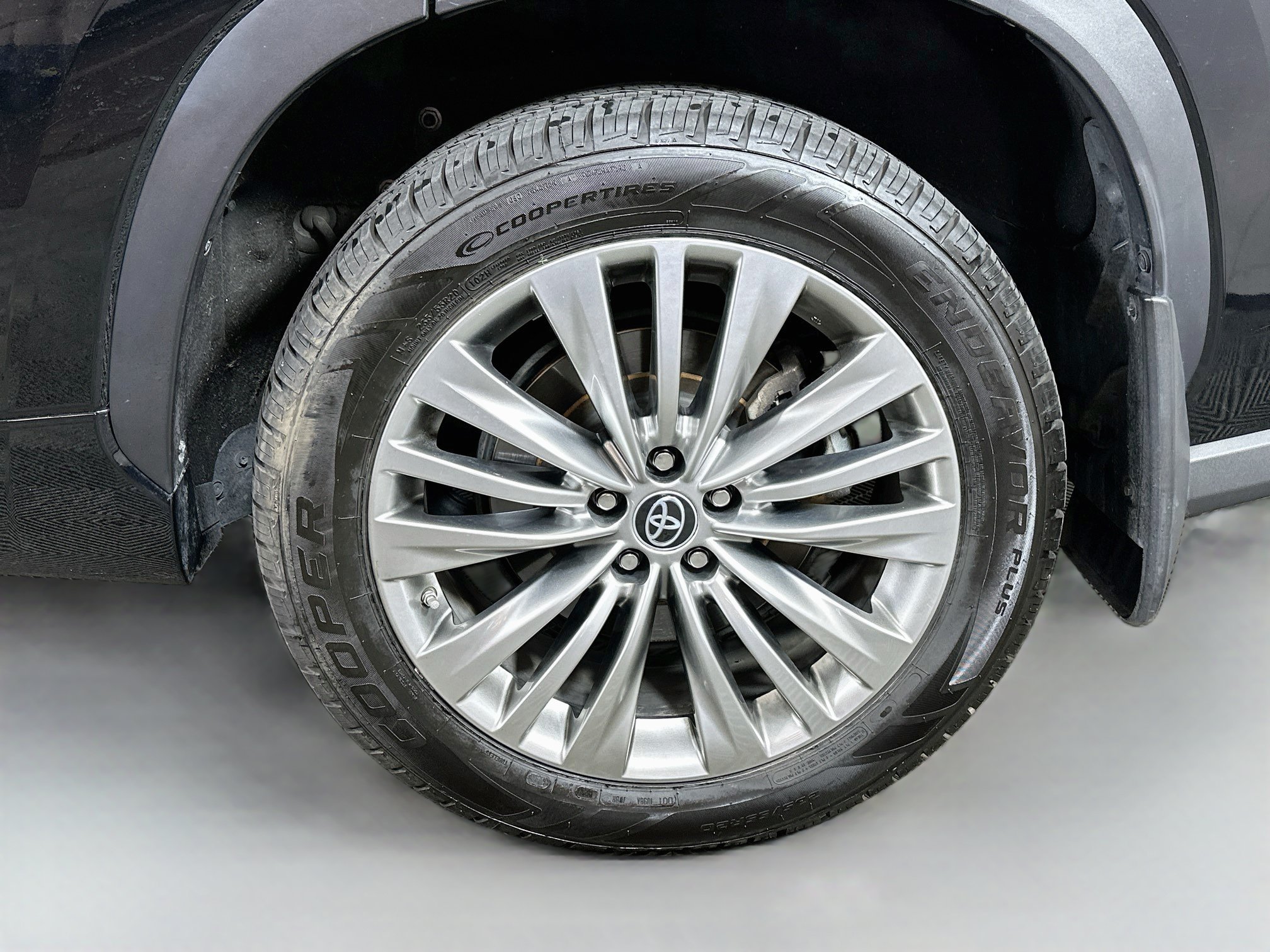 Used 2022 Midnight Black Metallic Toyota Platinum image 33