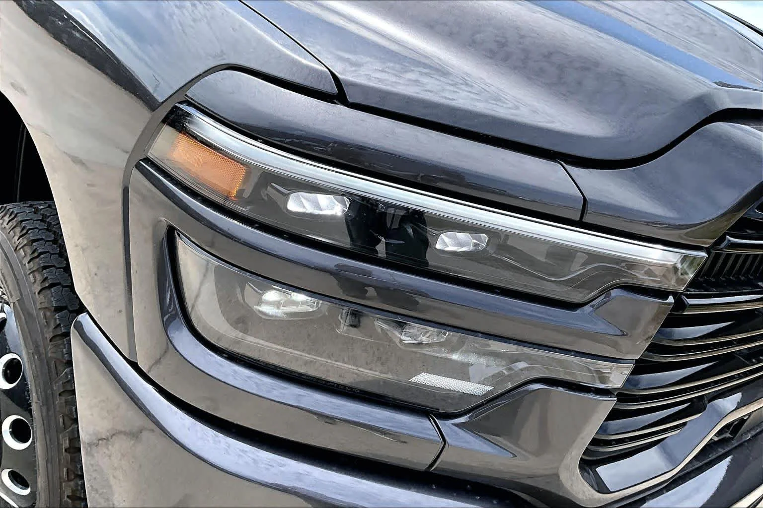 New 2026 Granite Crystal Metallic Clear-Coat Exterior Paint RAM Laramie image 14