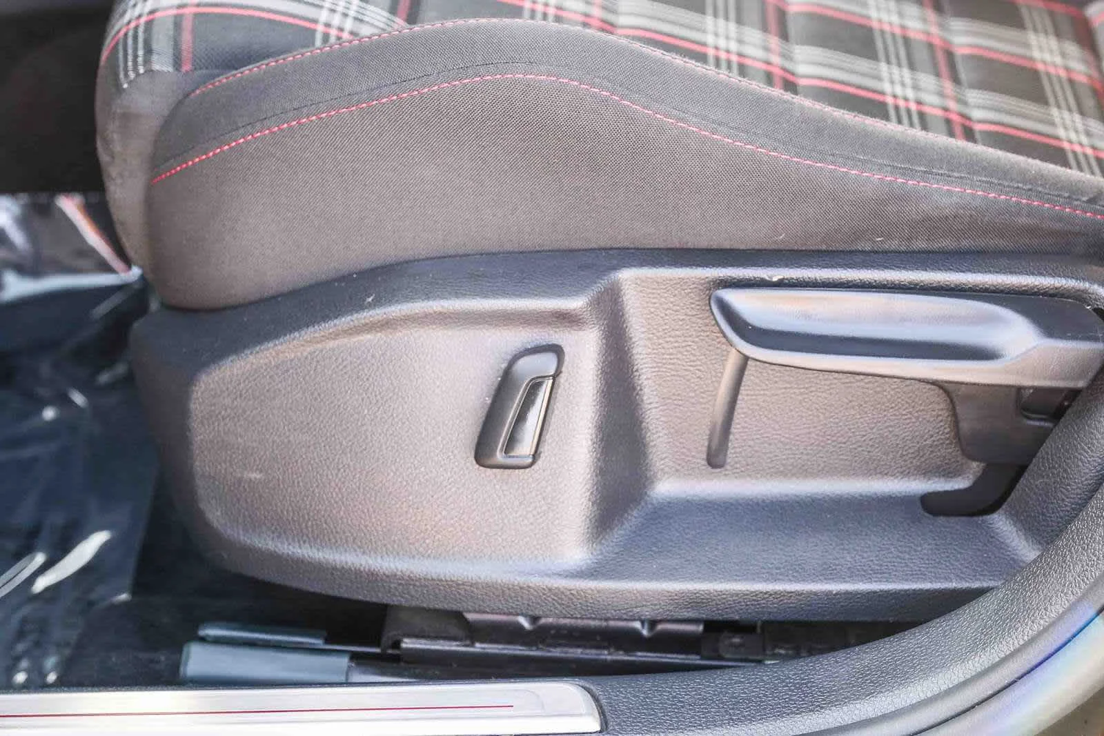 Used 2018 Deep Black Pearl Metallic Volkswagen S image 23