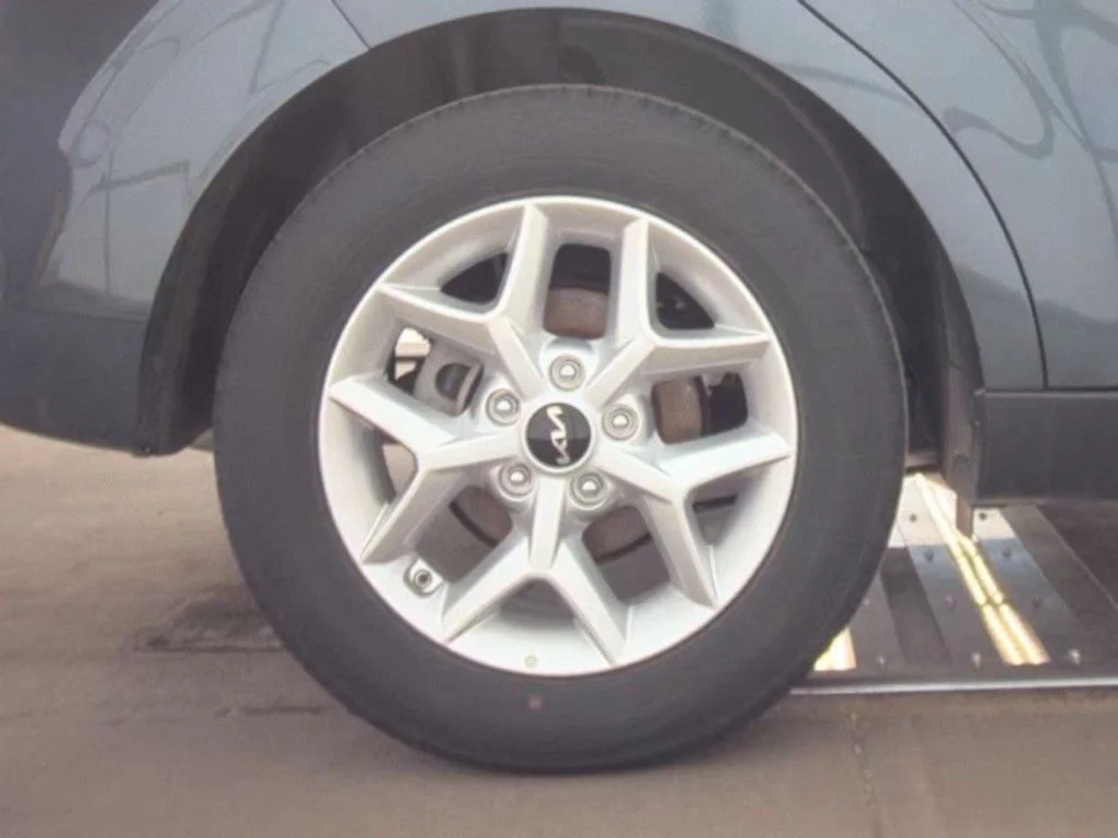 Used 2025  Kia LX image 22