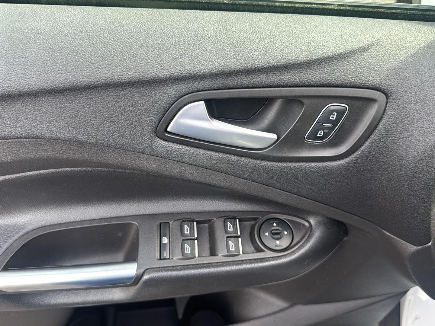 Used 2019 Oxford White Ford SE image 10