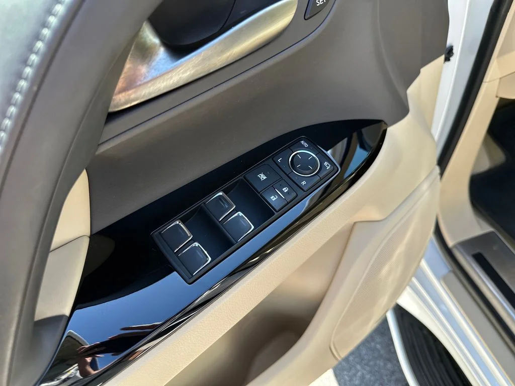Used 2020 White Lexus 570 image 17