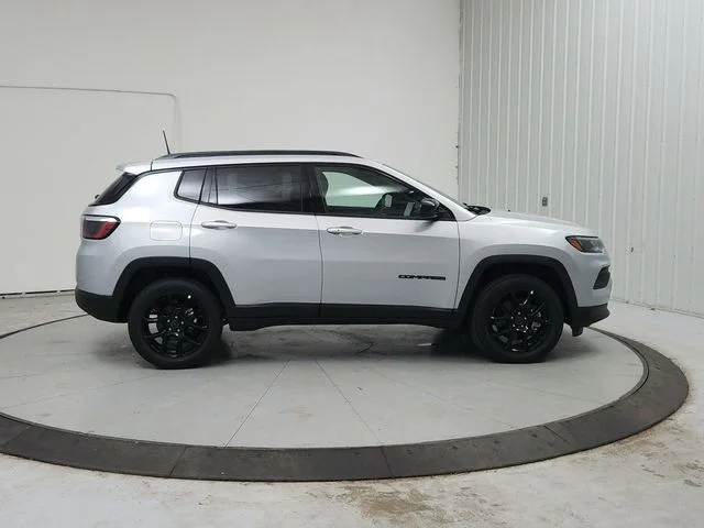 New 2026 Silver Zynith Metallic Clearcoat Jeep Latitude image 9