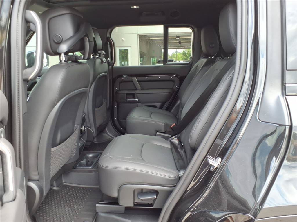 New 2026 Santorini Black Metallic Land Rover X-Dynamic SE image 12