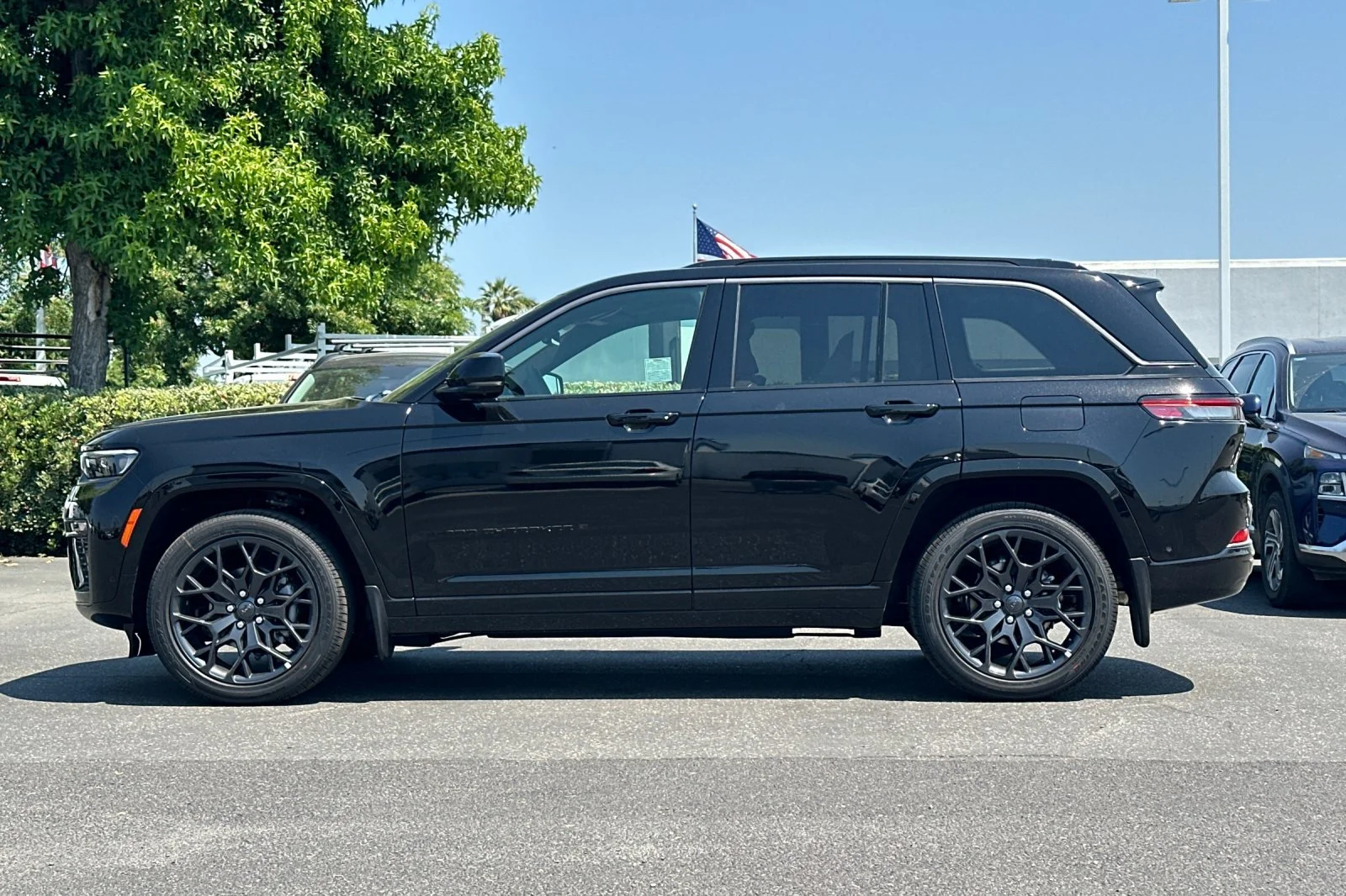 New 2026 Diamond Black Crystal Pearl-Coat Exterior Paint Jeep Summit image 7