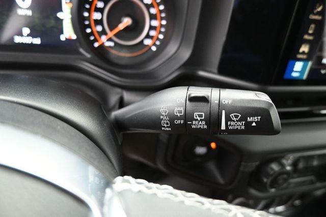 Used 2025 White Jeep Sahara image 28