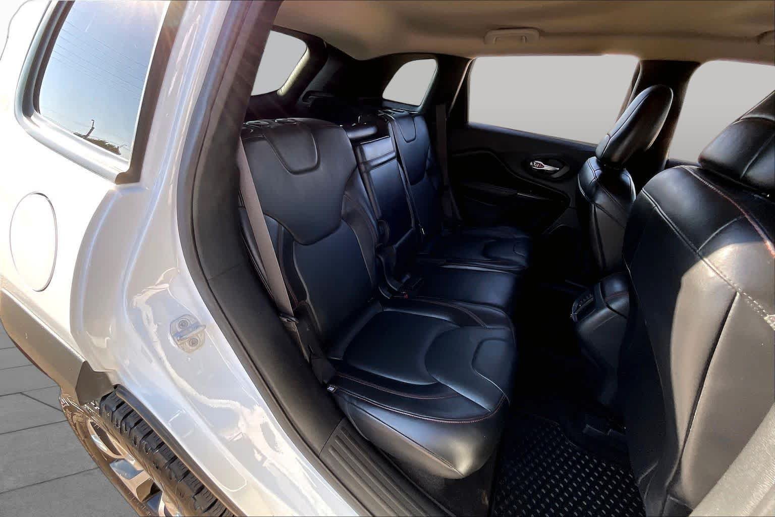 Used 2016 Bright White Clearcoat Jeep Trailhawk image 19