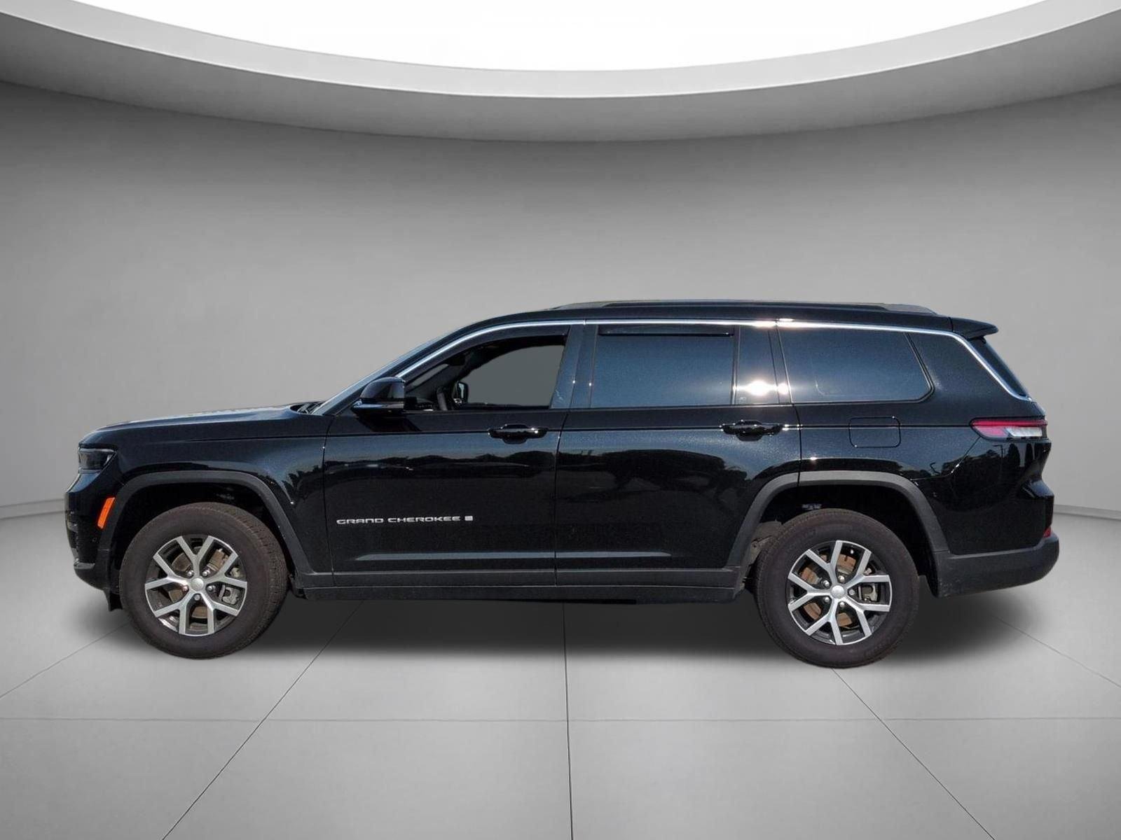 Used 2025 Diamond Black Crystal Pearlcoat Jeep Limited image 2