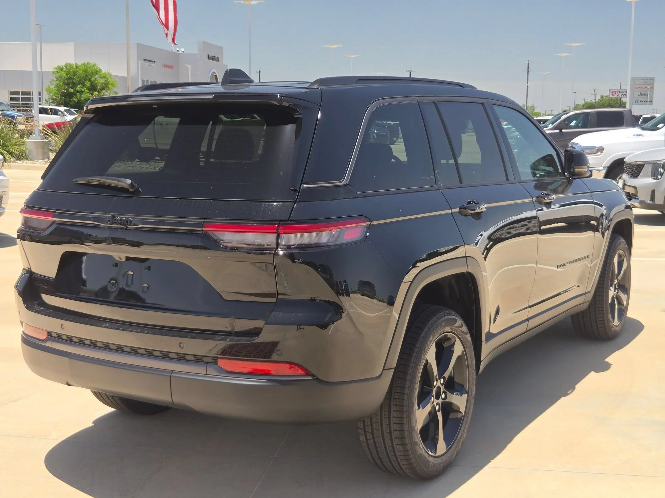 New 2026 Diamond Black Crystal Pearlcoat Jeep Limited image 3