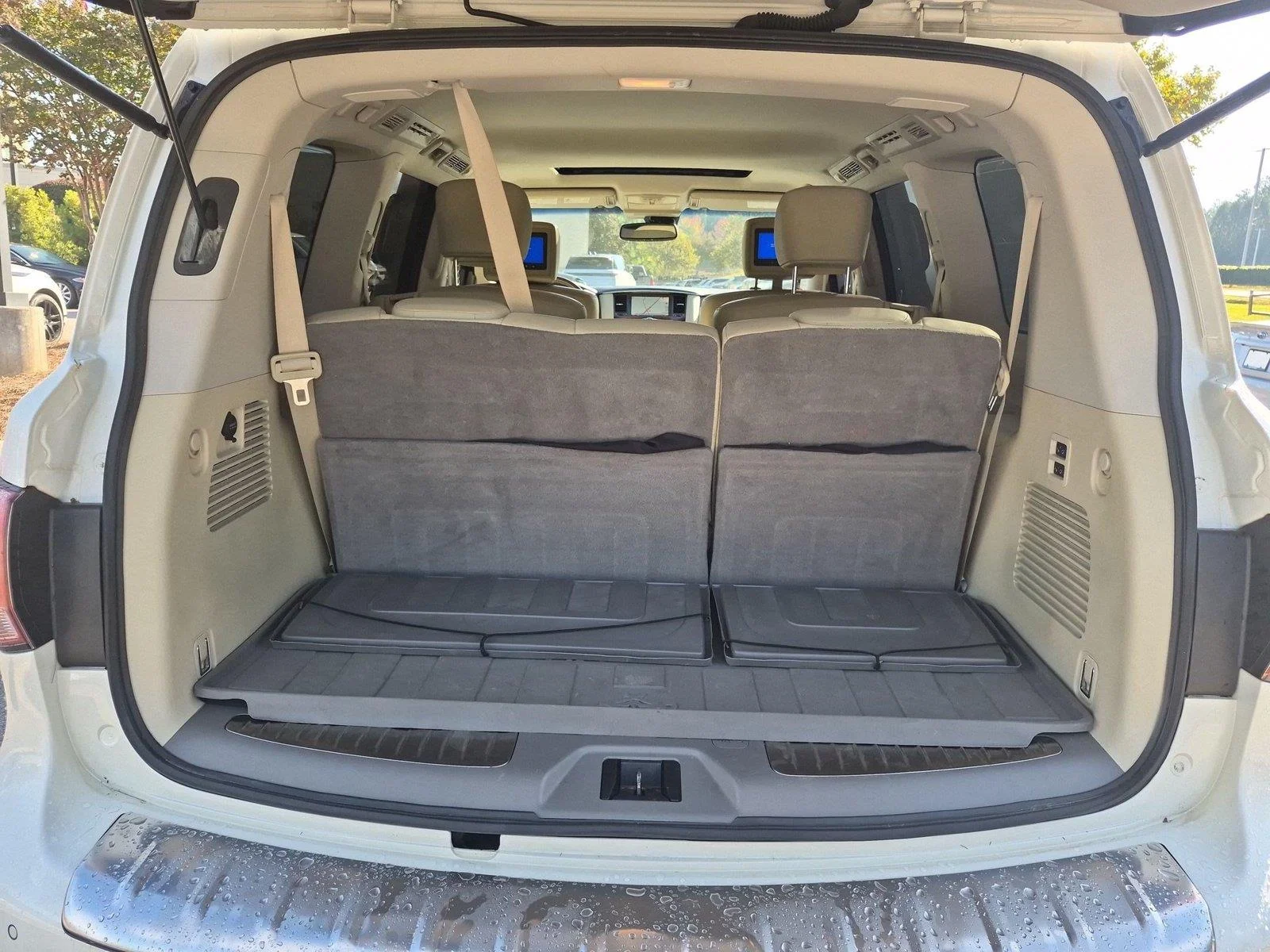 Used 2017 Majestic White INFINITI  image 34
