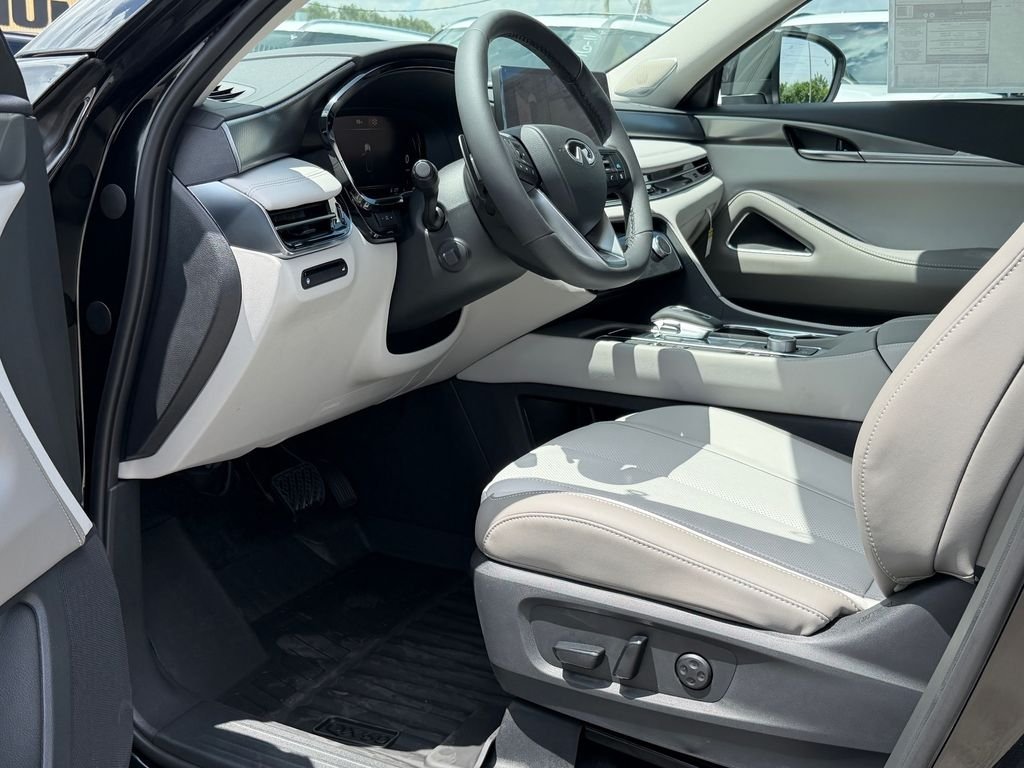 New 2027 MINERAL BLACK INFINITI Luxe AWD image 13