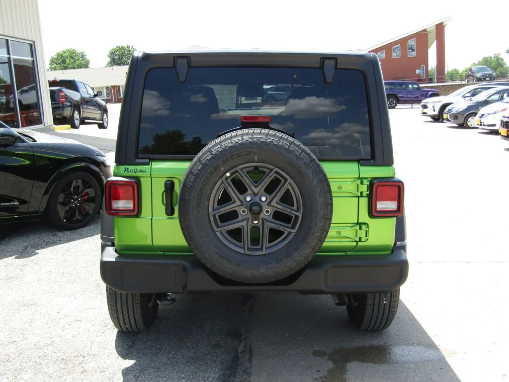 New 2026 Mojito Clearcoat Jeep Sport RHD image 4