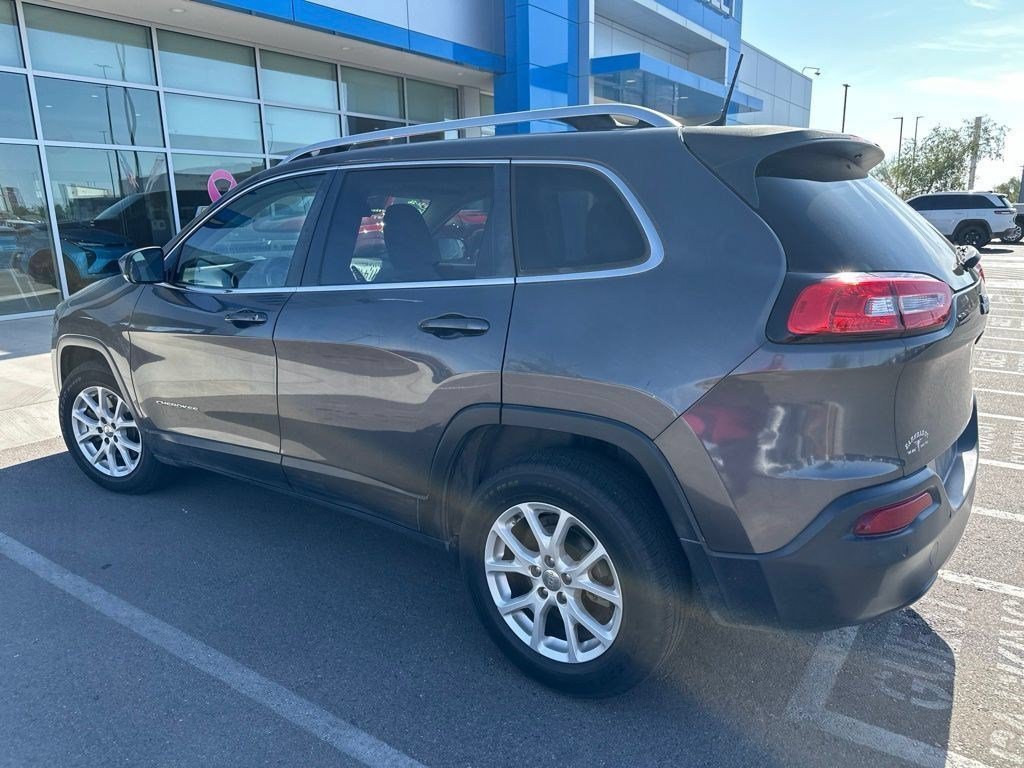 Used 2018 Gray Jeep Latitude Plus FWD image 3