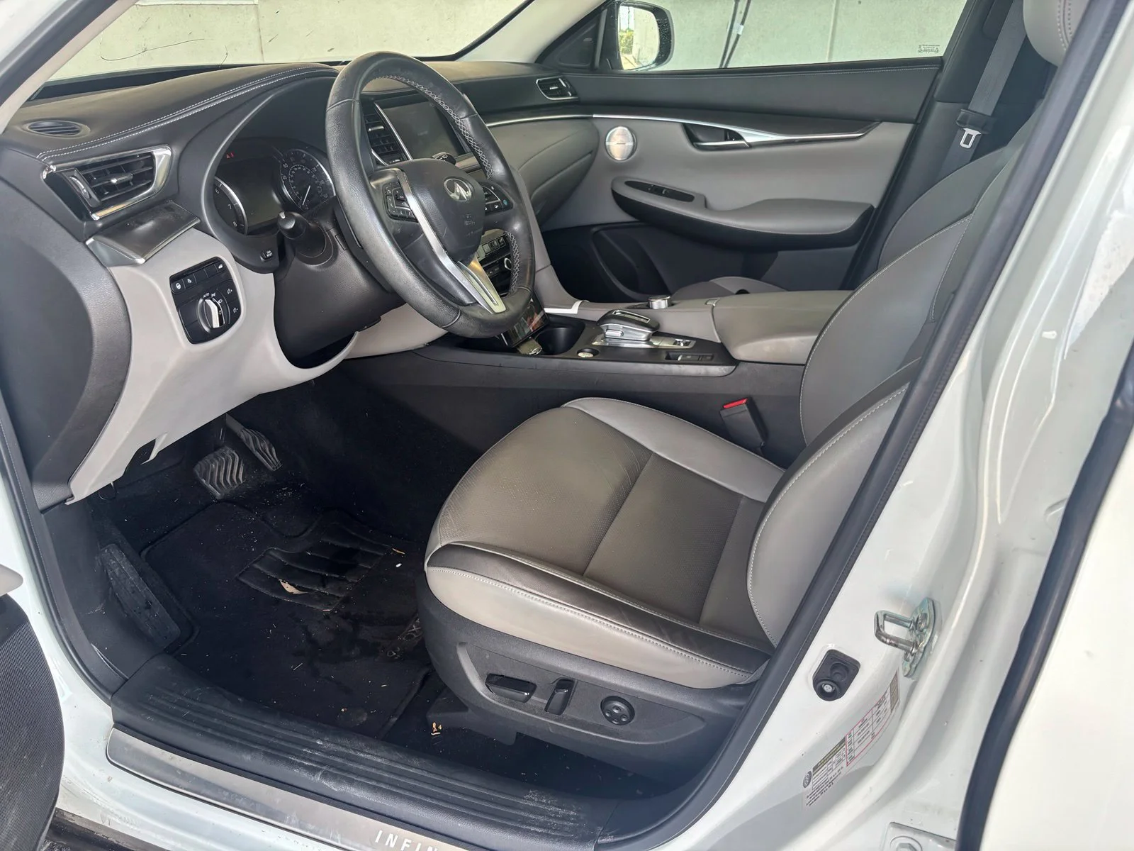 Used 2023 White INFINITI LUXE image 12