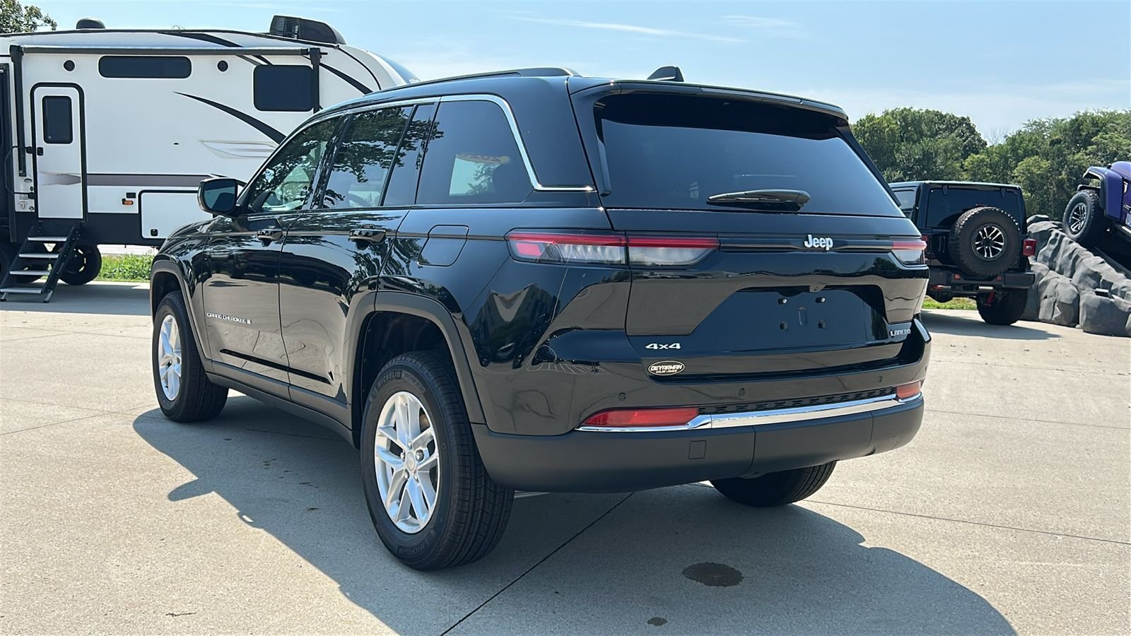 New 2026 Diamond Black Crystal Pearl-Coat Exterior Paint Jeep Laredo image 6