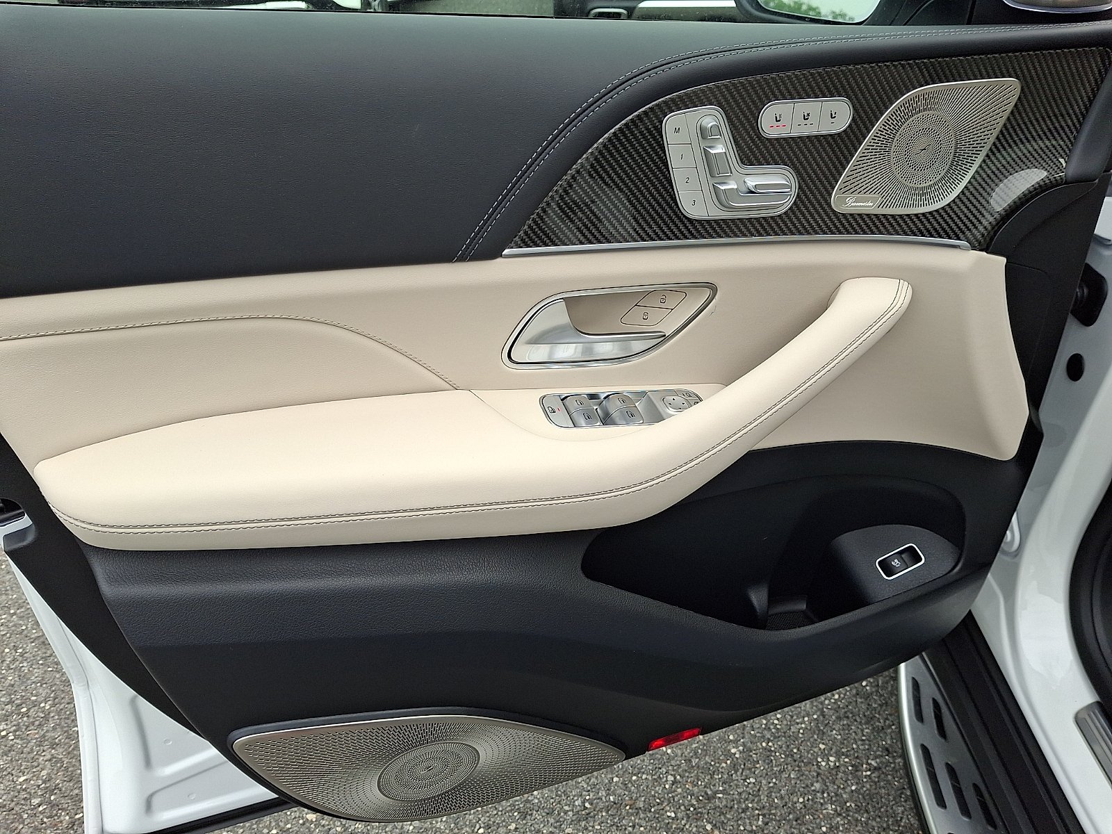 New 2026 MANUFAKTUR Moonlight White Metallic Mercedes-Benz AMG® GLS 63 4MATIC+ SUV image 8