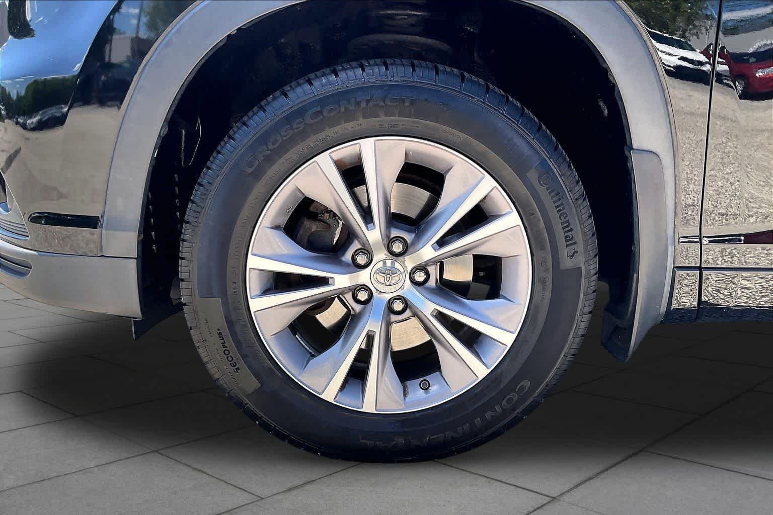 Used 2014 Attitude Black Metallic Toyota XLE image 12