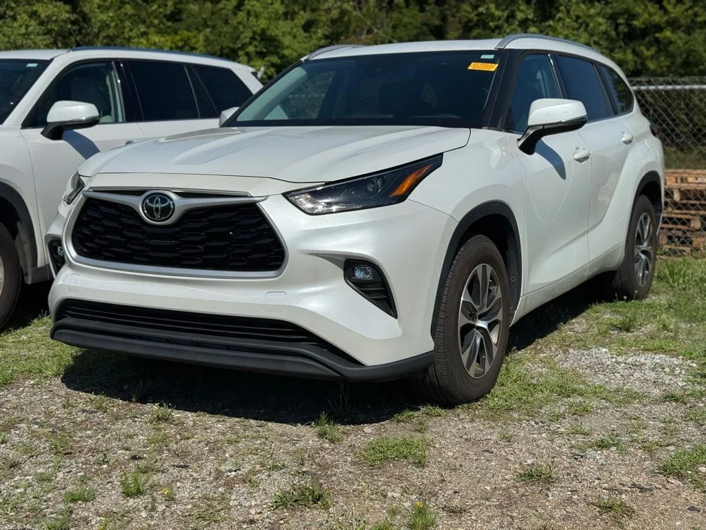 Used 2022 Beige Toyota XLE image 4