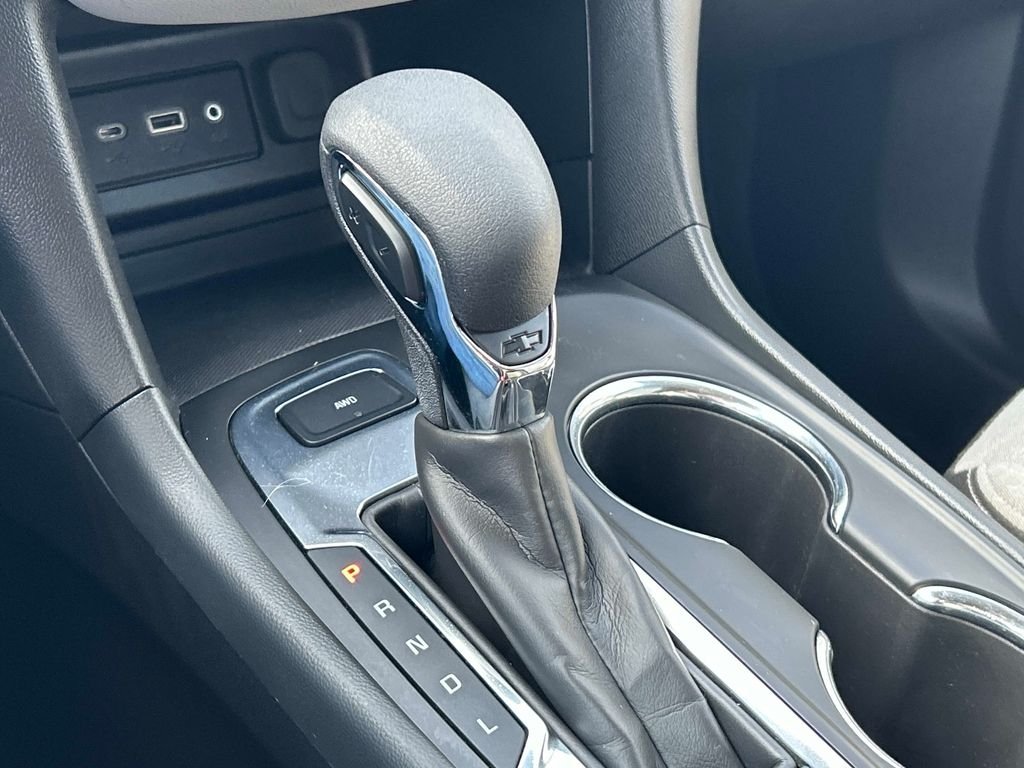 Used 2022 White Chevrolet LS image 26