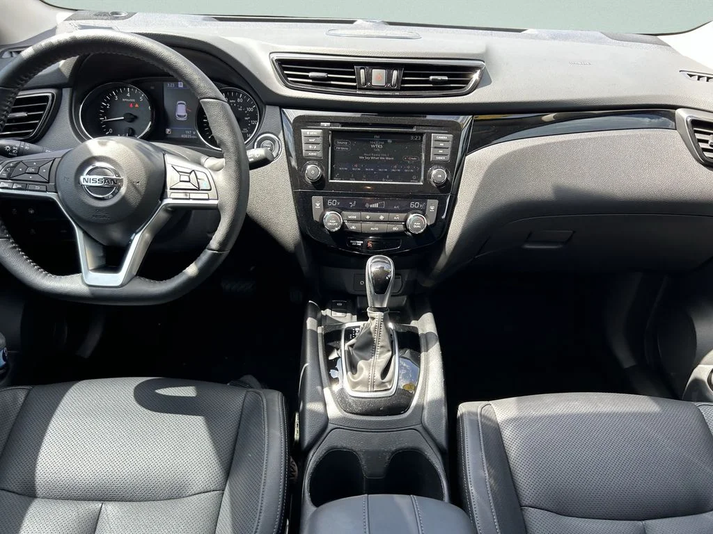 Used 2021 White Nissan SL image 19
