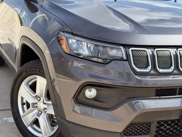 Used 2022 Gray Jeep Latitude image 3