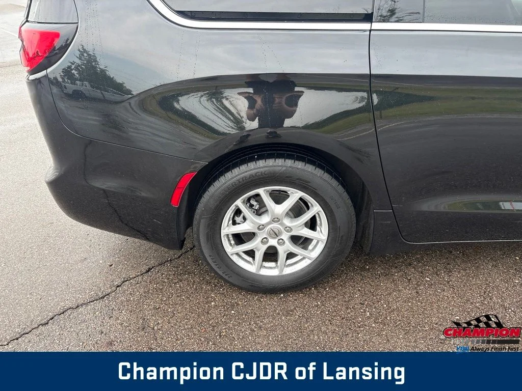 Used 2022 Black Chrysler Touring L image 37