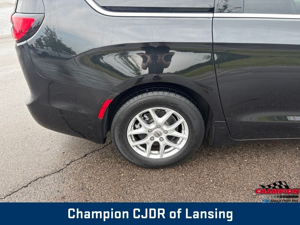 Used 2022 Black Chrysler Touring L image 37