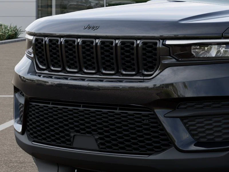 New 2025 Diamond Black Crystal Pearl-Coat Exterior Paint Jeep Laredo image 11