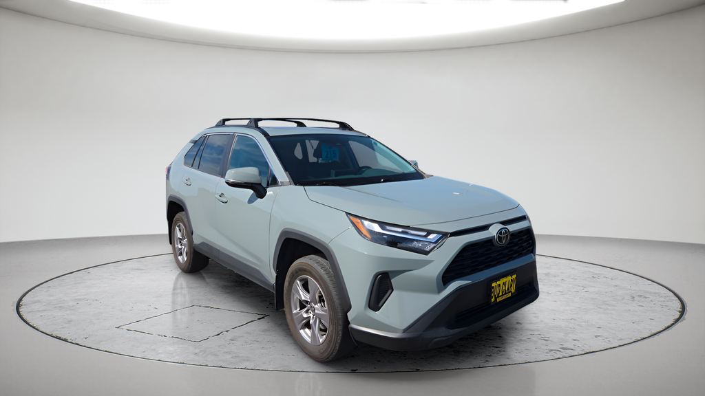 Used 2023  Toyota XLE image 3