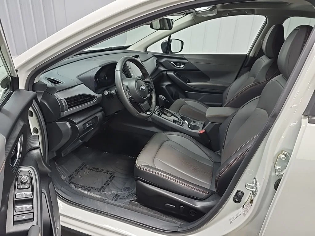 Used 2025 Crystal White Pearl Subaru Limited image 29