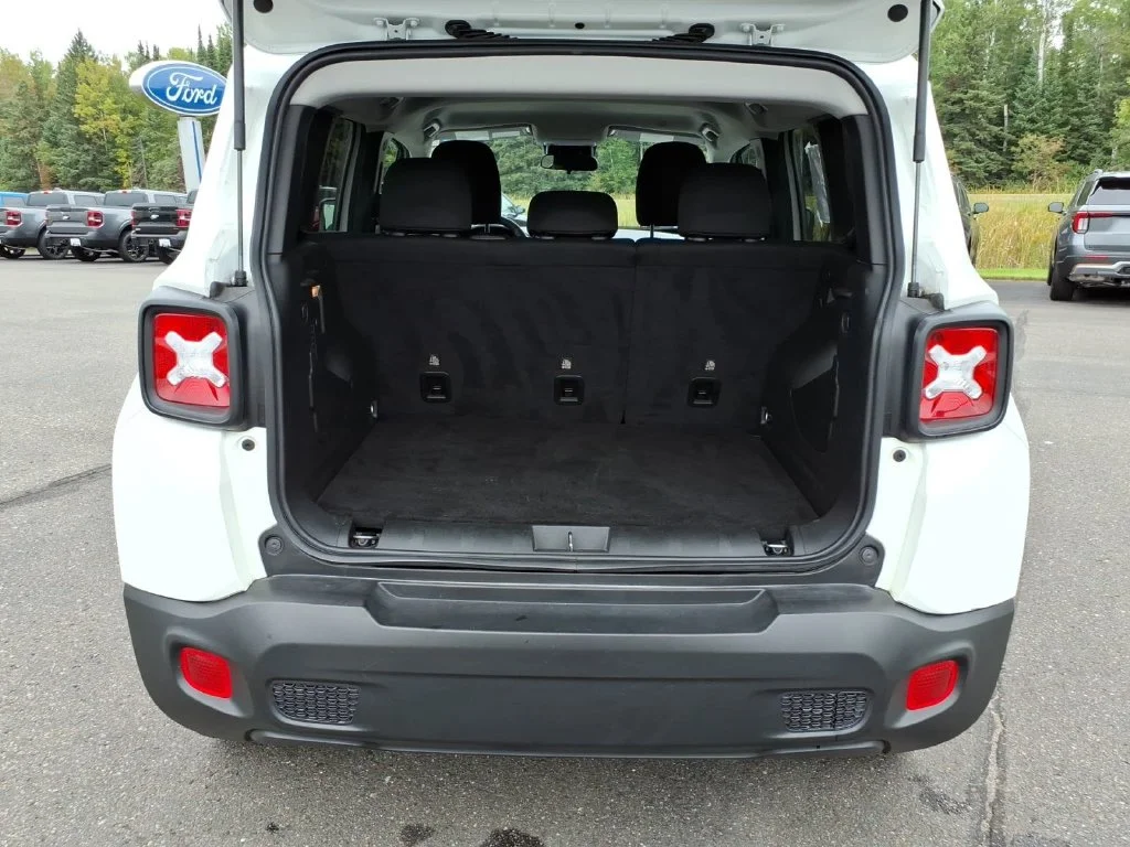 Used 2023 White Jeep Latitude image 12