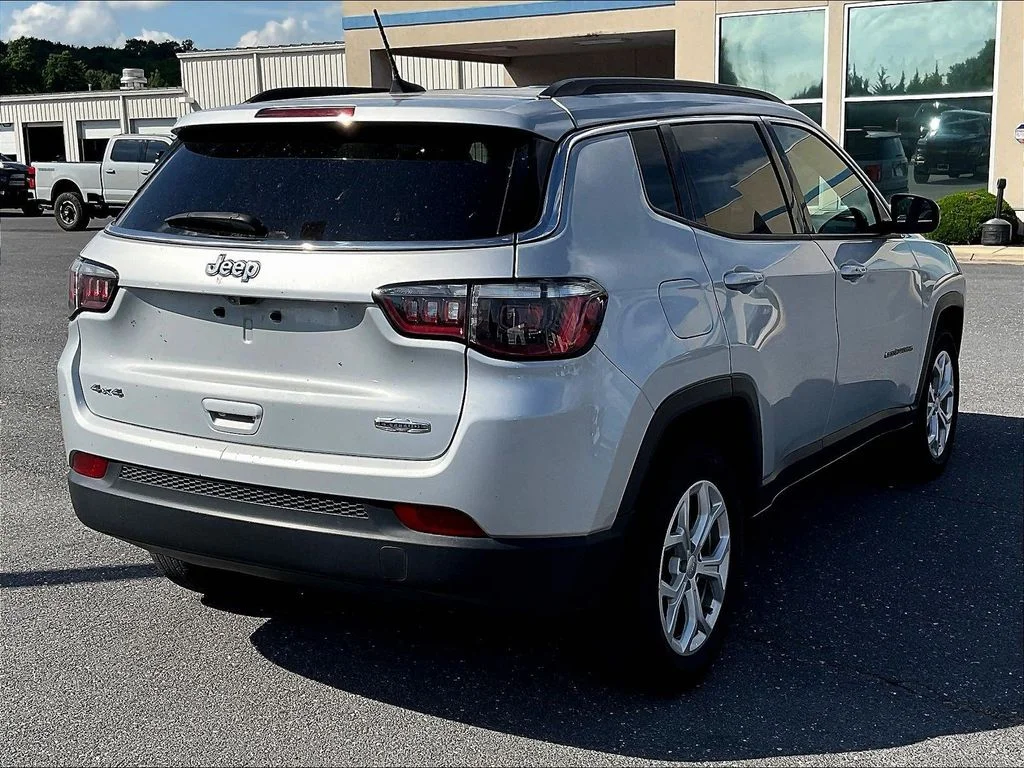 Used 2024 Silver Jeep Latitude image 4