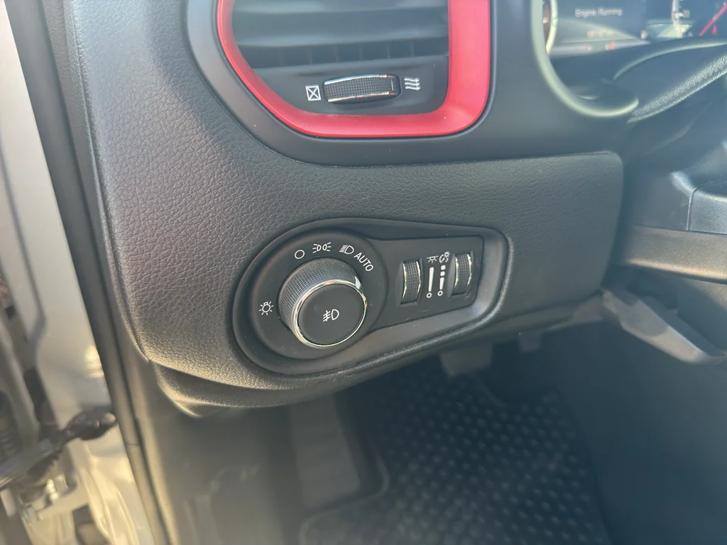 Used 2018 Glacier Metallic Jeep Trailhawk image 18