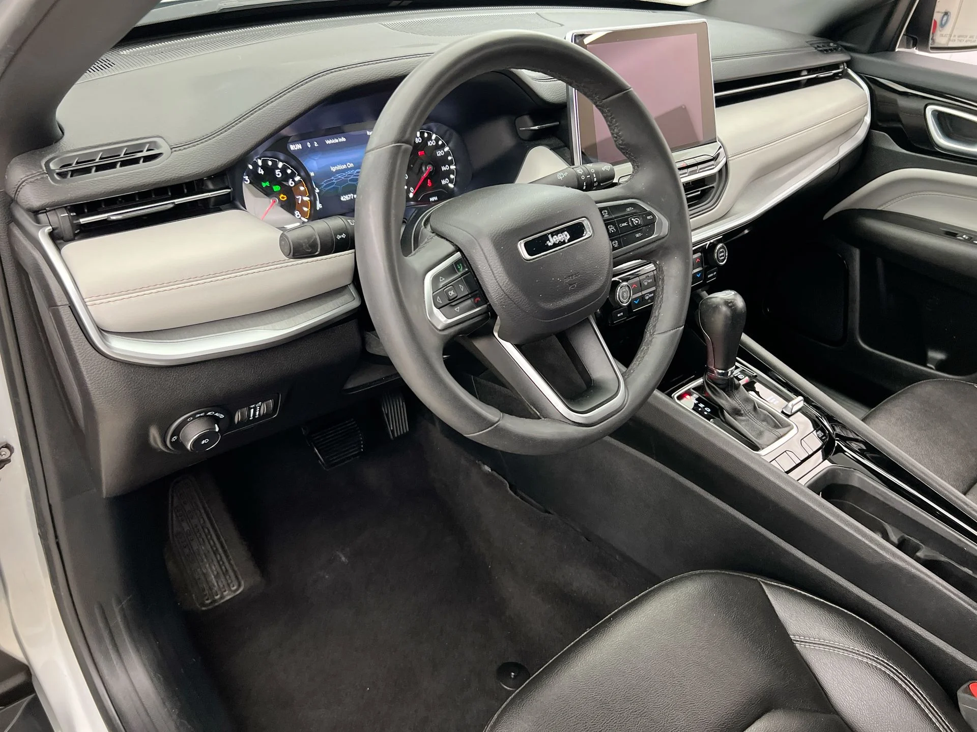Used 2025 Silver Jeep Limited image 7